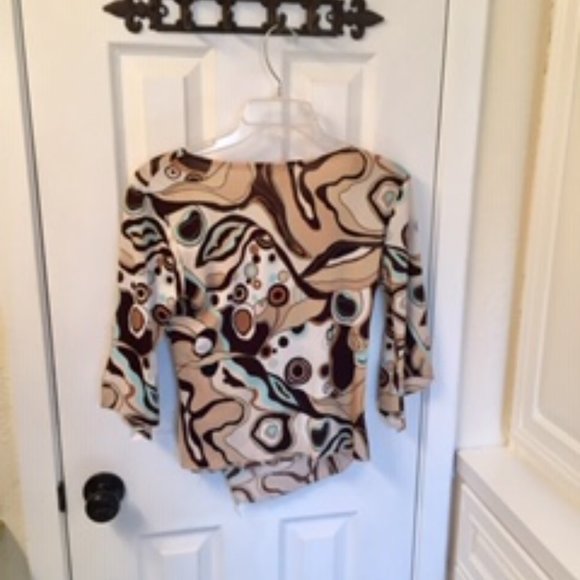 TAN AND BROWN PRINTED BLOUSE SIZE L - Picture 2 of 4